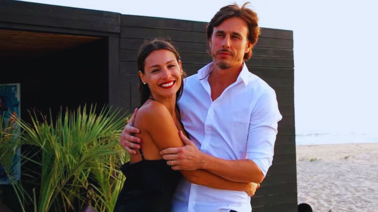 Foto de Pampita Ardohain y Roberto García, ella vestida de negro y él de blanco.