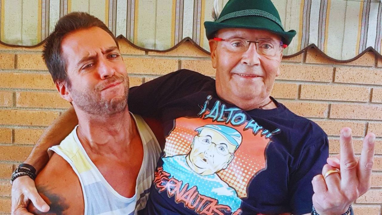 Jordi Wild y Papa Giorgio en la foto, Jordi sale vestido con camiseta color blanco, gris y amarillo. Giorgio aparece con camisa negra.
