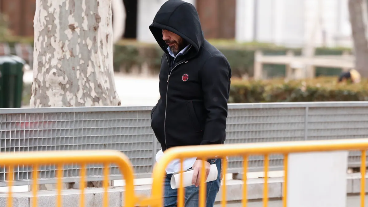 Víctor Aldama caminando 