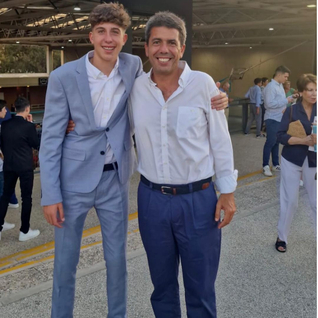Carlos Mazón junto a su hijo mellizo en el 2023.