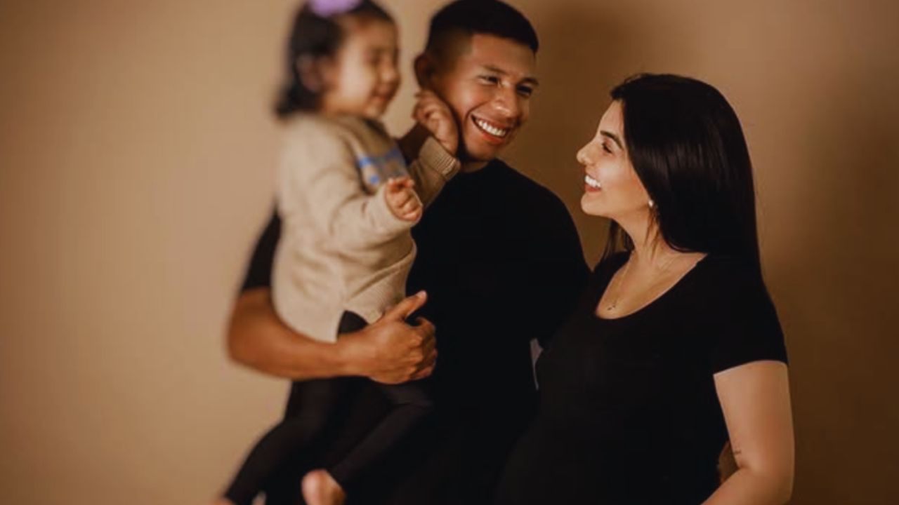 Foto de Edison y Ana junto a su hija, ellos vestidos de negro y la niña de beige.