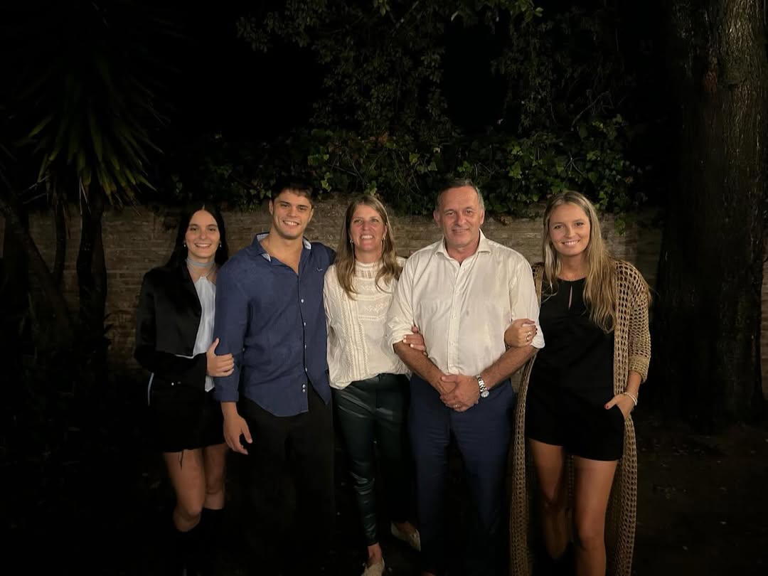 Foto de Álvaro delgado junto a su esposa y sus hijos