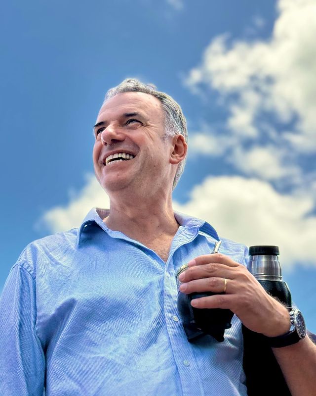 Foto de Yamandú Orsi, destacado político uruguayo.