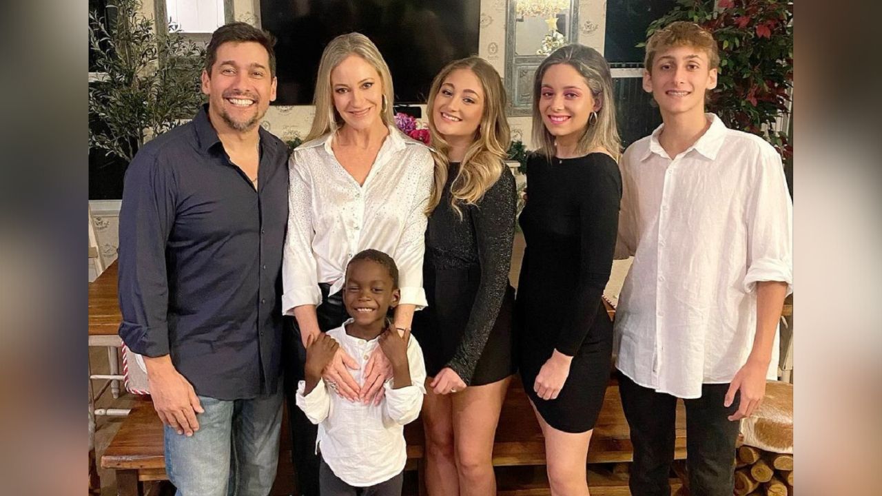 Fotografía de Rafael Araneda y sus cuatro hijos