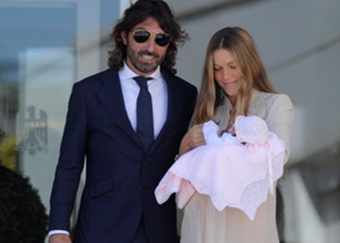 Foto de Javier Hidalgo y Sol González junto a su hija 
