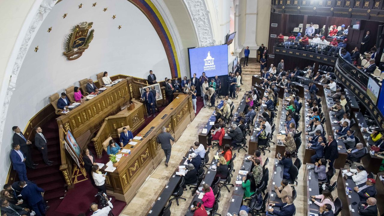 Venezuela aprueba una ley que ordena 30 años de prisión para quienes ...