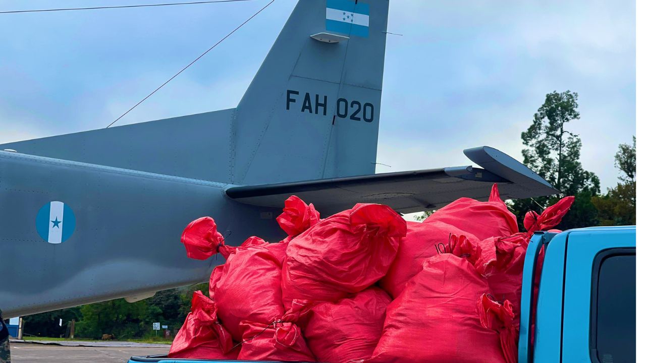 Imagen de Trasladan ayuda humanitaria a zonas afectadas por tormenta Sara en Honduras