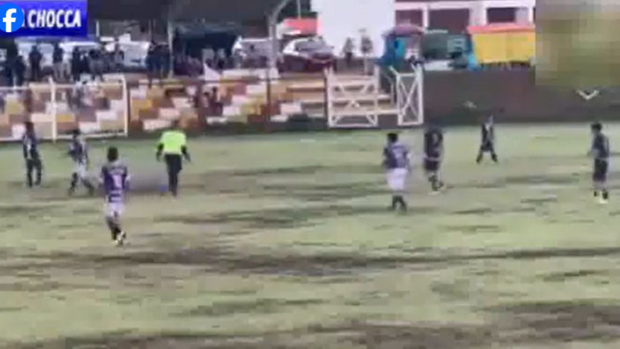 VIDEO: Futbolista muere y otro queda herido al ser impactados por un rayo Imagen de VIDEO: Futbolista muere y otro queda herido al ser impactados por un rayo