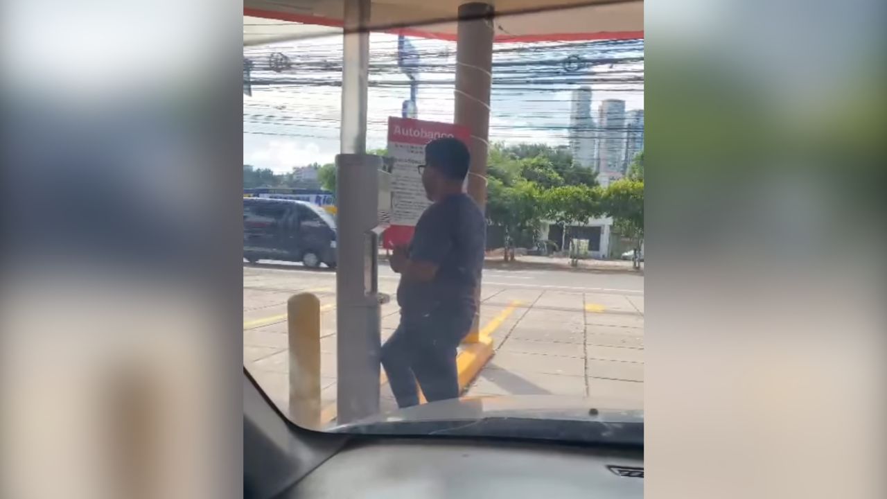 ¿Carro invisible? Hondureño realiza transacción en autobanco sin auto