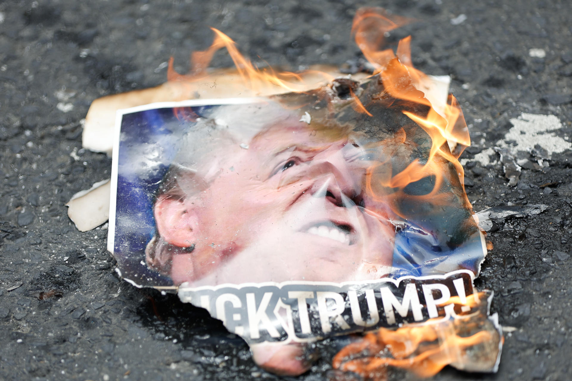 Queman una bandera de EE. UU. y carteles de Trump en Panamá tras amenazas sobre el canal Imagen de Queman una bandera de EE. UU. y carteles de Trump en Panamá tras amenazas sobre el canal