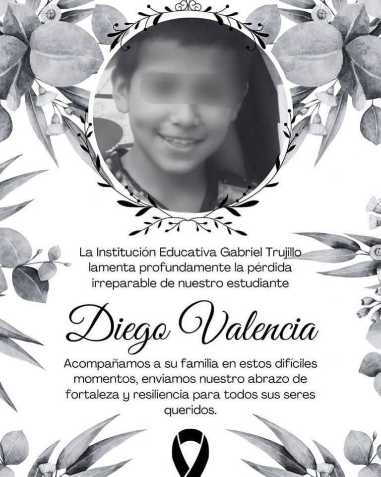 Niño celebrar Navidad