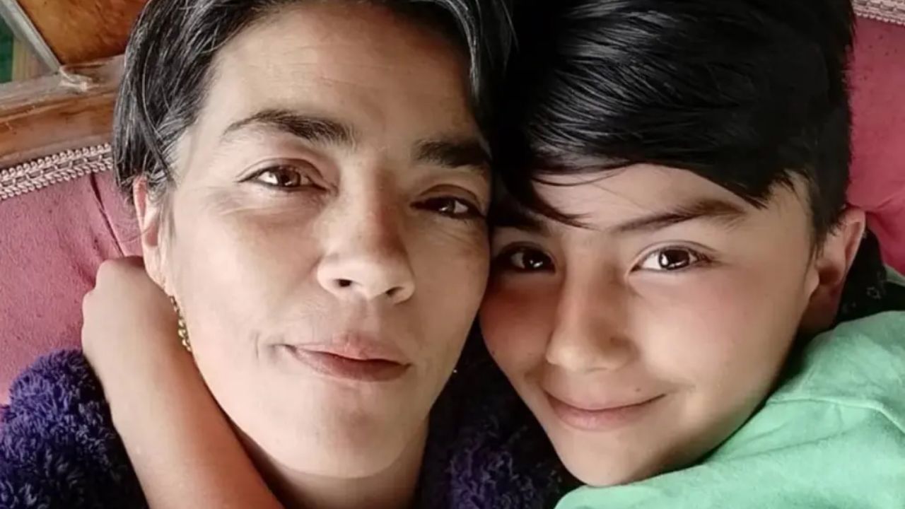 Gerónimo abrazando a su madre Sandra Reyes 