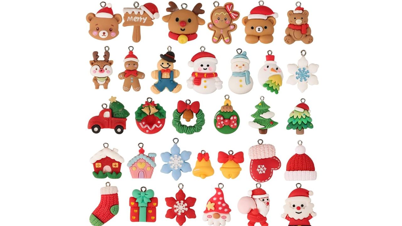 Foto de adornos navideños de diferentes colores.