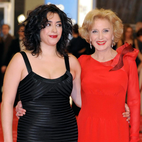 Foto de María Isasi junto a su madre Marisa Paredes