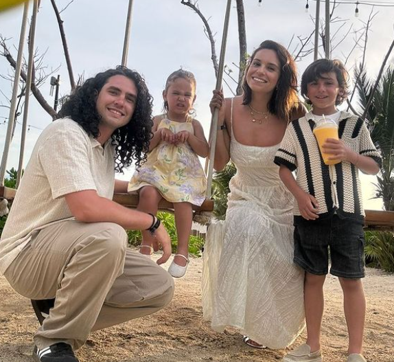 Foto de Pedro Pereyra junto a Tania Rincón y sus hijos