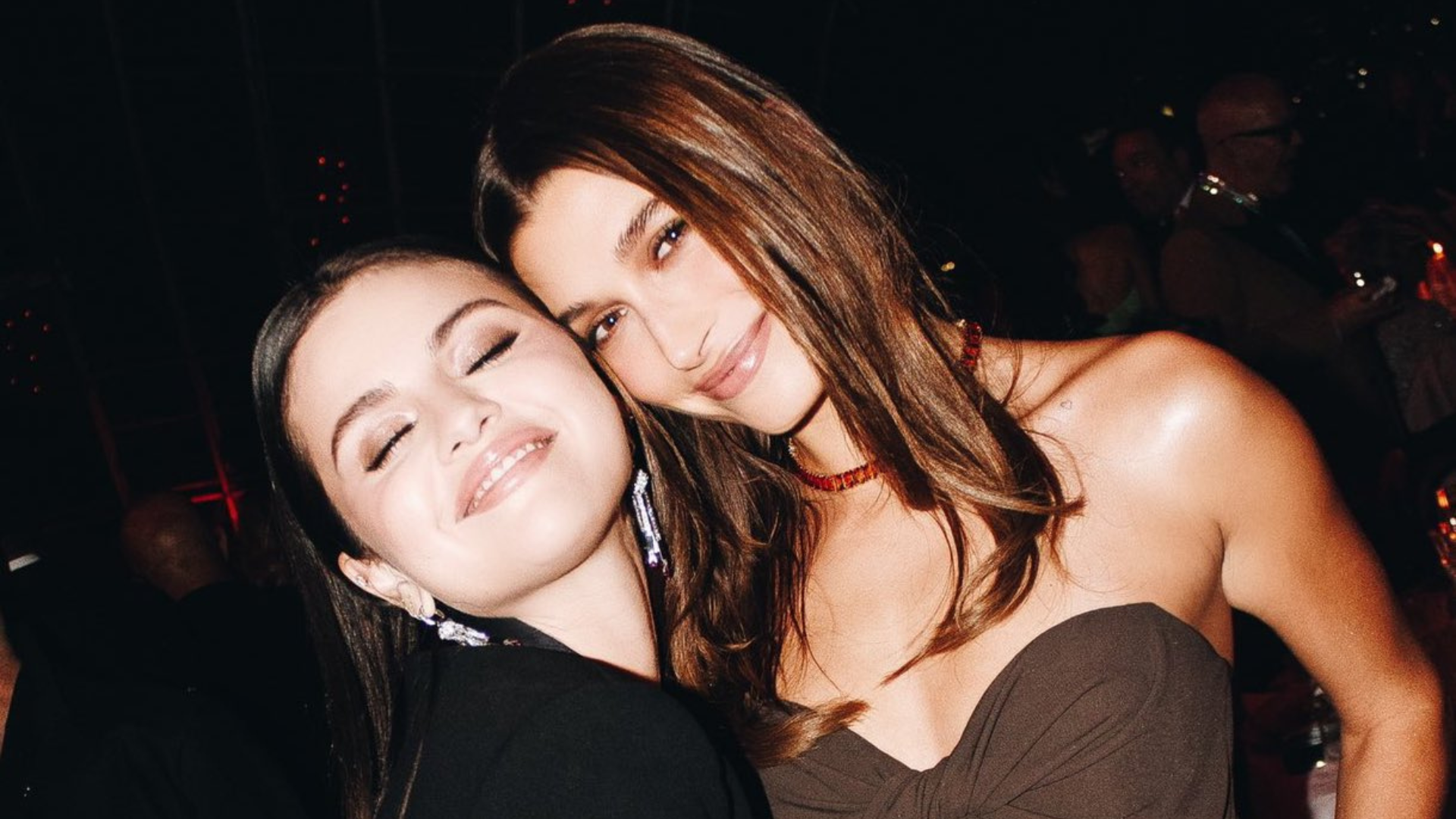 Fotografía de Selena Gómez y Hailey Bieber.