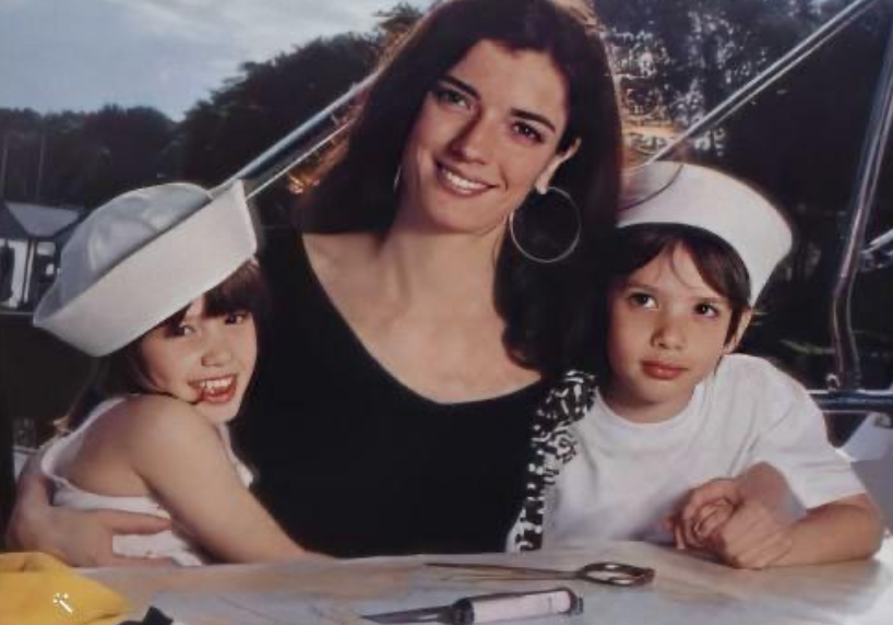 Foto de María Socas junto a sus hijos