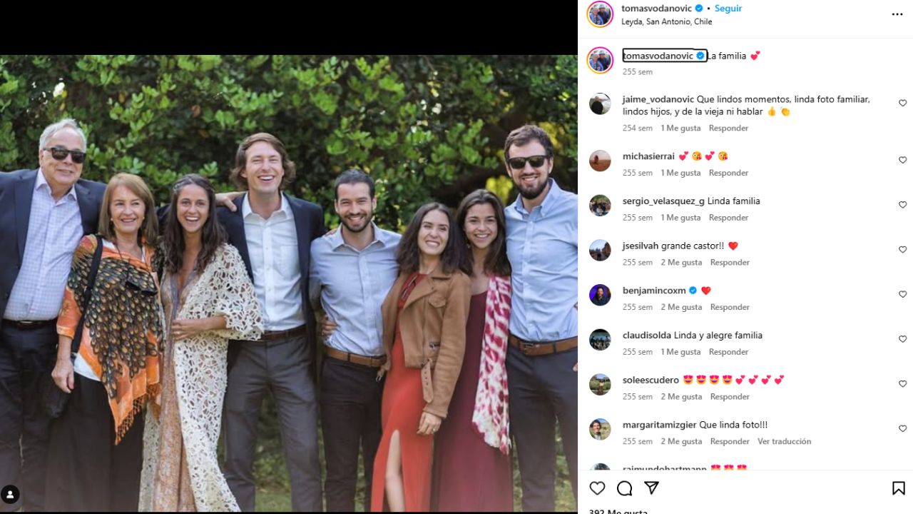 Una foto de la familia de Jaime Vodanovic, él sale vestido de azul y blanco.