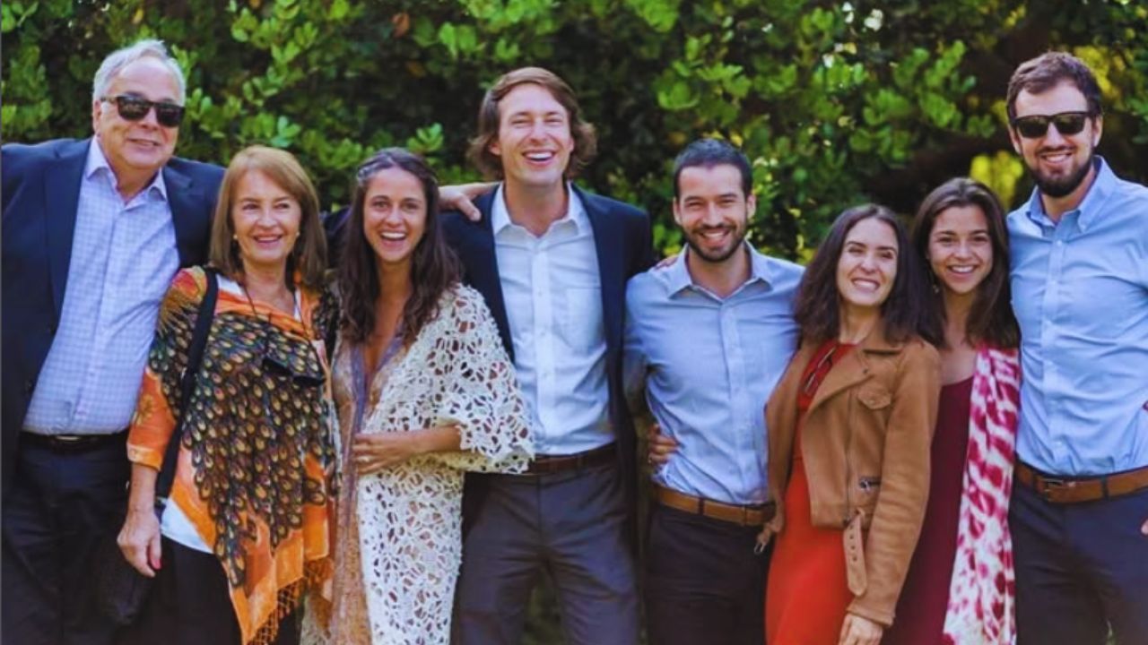 Una foto de la familia de Jaime Vodanovic. Él sale vestido de saco azul y camisa blanca.