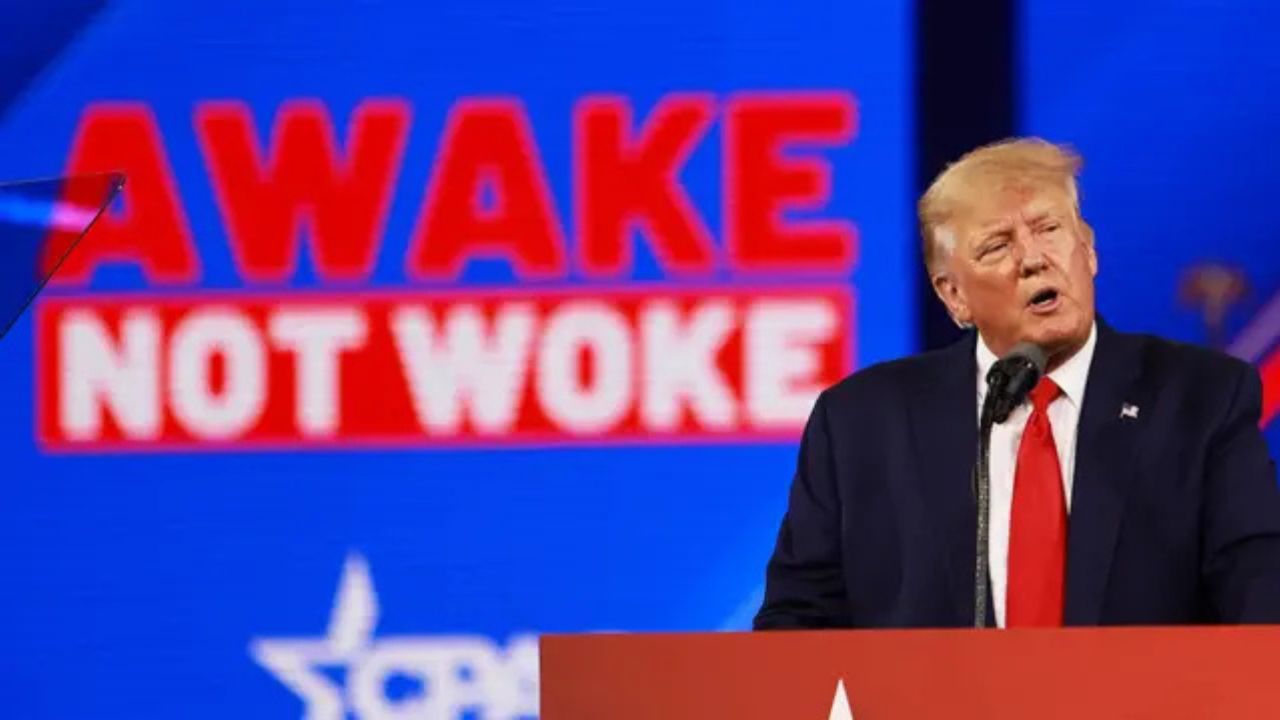 Fotografía de Donald Trump con el slogan "Awake"