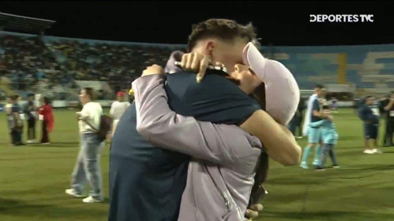 Rodrigo Auzmendi y Laura Meza protagonizan romántico gesto en la final Olimpia vs. Motagua Imagen de Rodrigo Auzmendi y Laura Meza protagonizan romántico gesto en la final Olimpia vs. Motagua