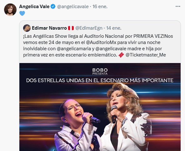 Angélica Vale junto a su madre en una tarima y con micrófonos en la mano