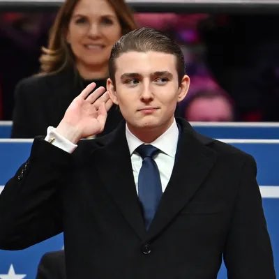 Barron Trump, utilizando un smoking negro y con el pelo hacia atras.
