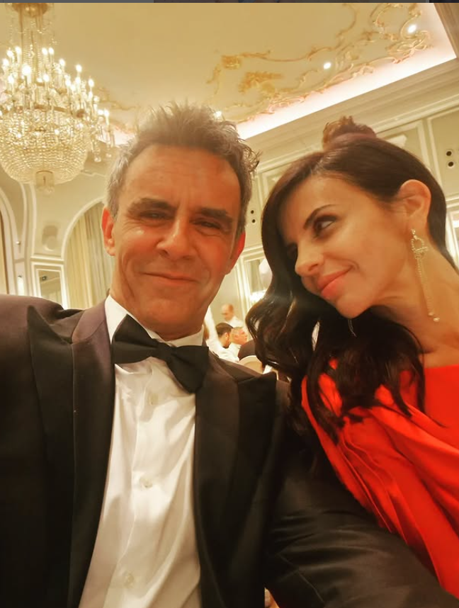 Alonso Caparrós junto a su esposa vestidos de gala.