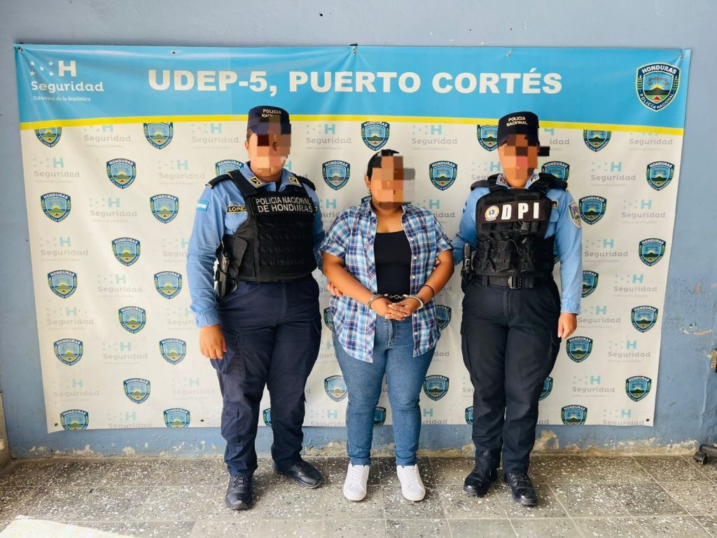 Niñera detenida junto a dos agentes policiales