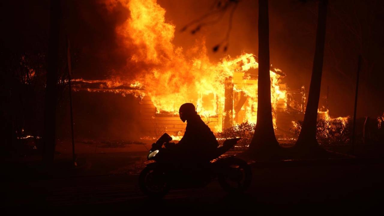 Imagen de California enfrenta un nuevo incendio en plena alerta por fuertes vientos