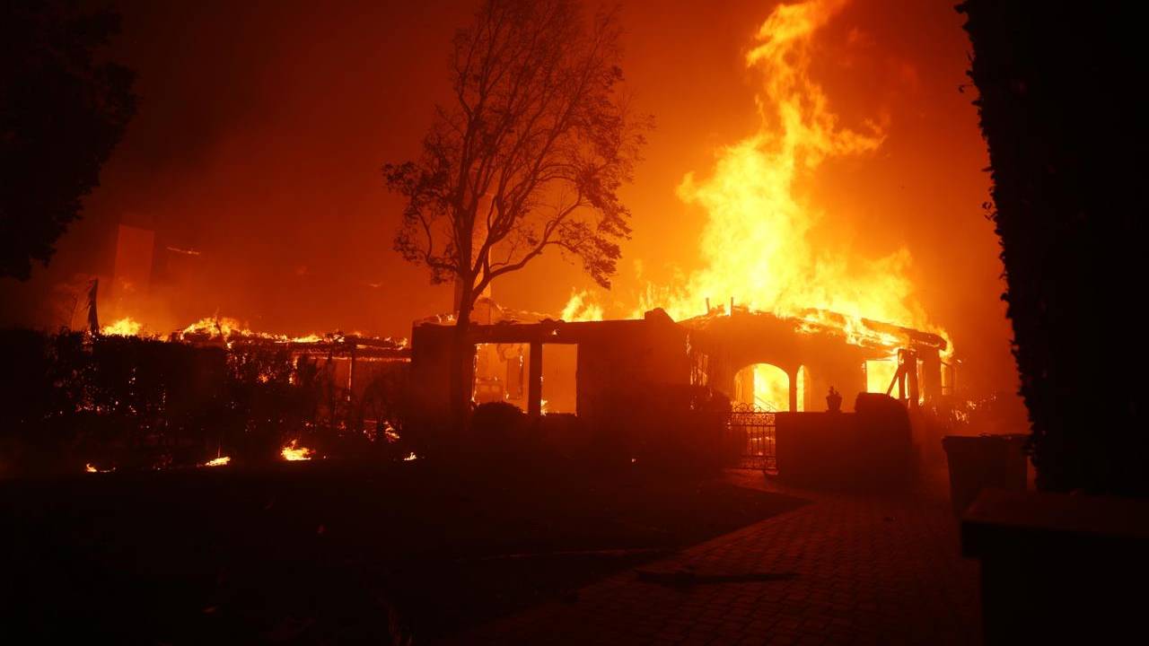 Imagen de Suben a cinco los muertos por incendios en Los Ángeles