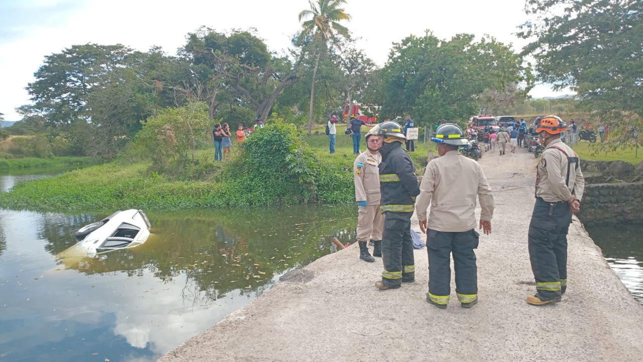 Tragedia: Niño de 7 años muere ahogado luego de que el carro de su familia cayera al río Imagen de Tragedia: Niño de 7 años muere ahogado luego de que el carro de su familia cayera al río
