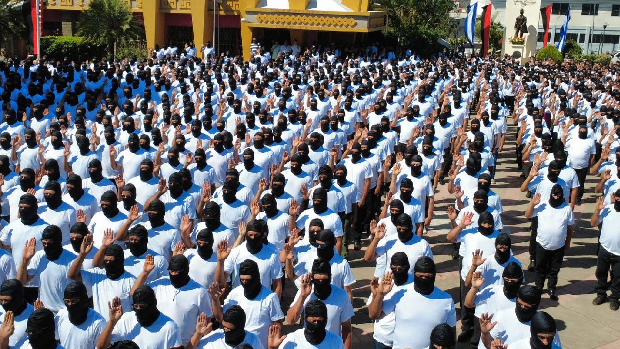 Imagen de Nicaragua inicia juramentación de policías voluntarios; oposición los tilda de paramilitares