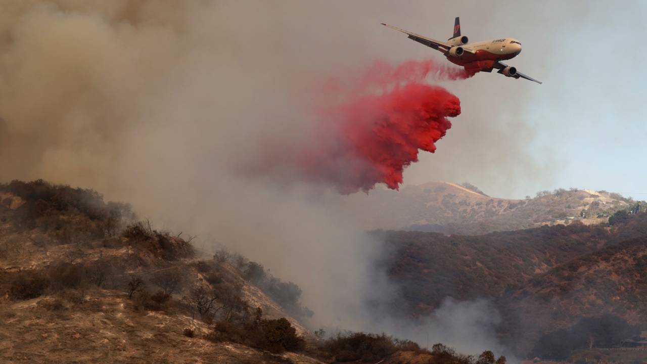 Un polvo rosa ayuda a combatir los incendios en California: ¿Cómo funciona? ¿Qué es? Imagen de Un polvo rosa ayuda a combatir los incendios en California: ¿Cómo funciona? ¿Qué es?