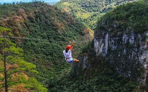 Mujer en un canopy entre las montañas