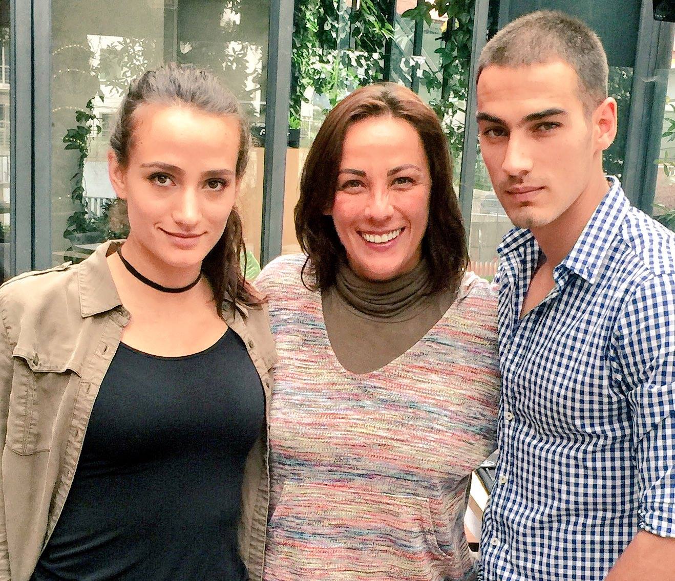 Consuelo abrazada con sus hijos.