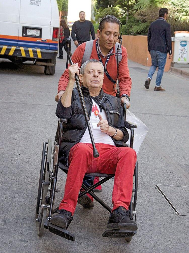 César Bono en la calle y en una silla de ruedas