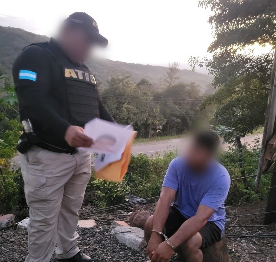 Policía junto aun hombre arrestado