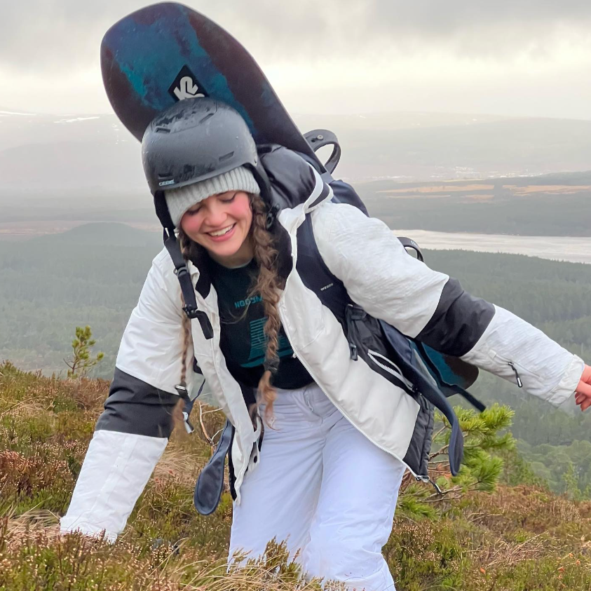 Influencer Maria Eftimova usando ropa especial para la nieve