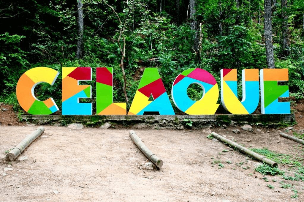 celaque letras en grande coloridas, detras area verde