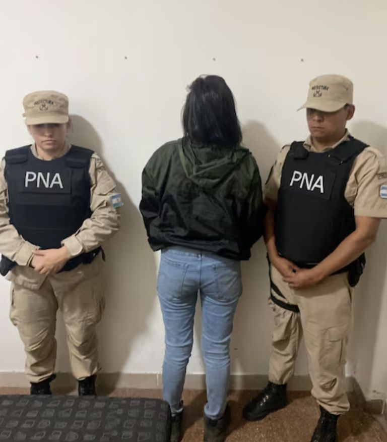 Mujer detenida junto a dos policías