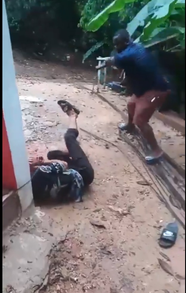 hombre golpeando a ladrón