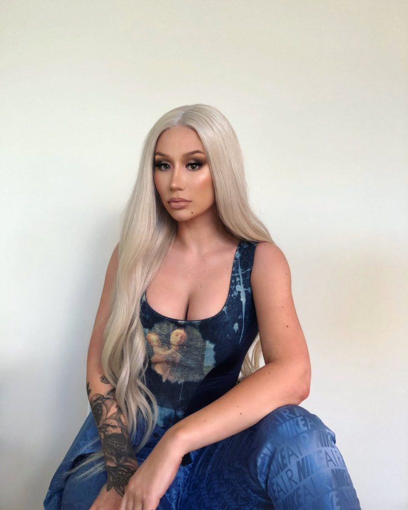 Cantante Iggy Azalea utilizando un vestido color azul