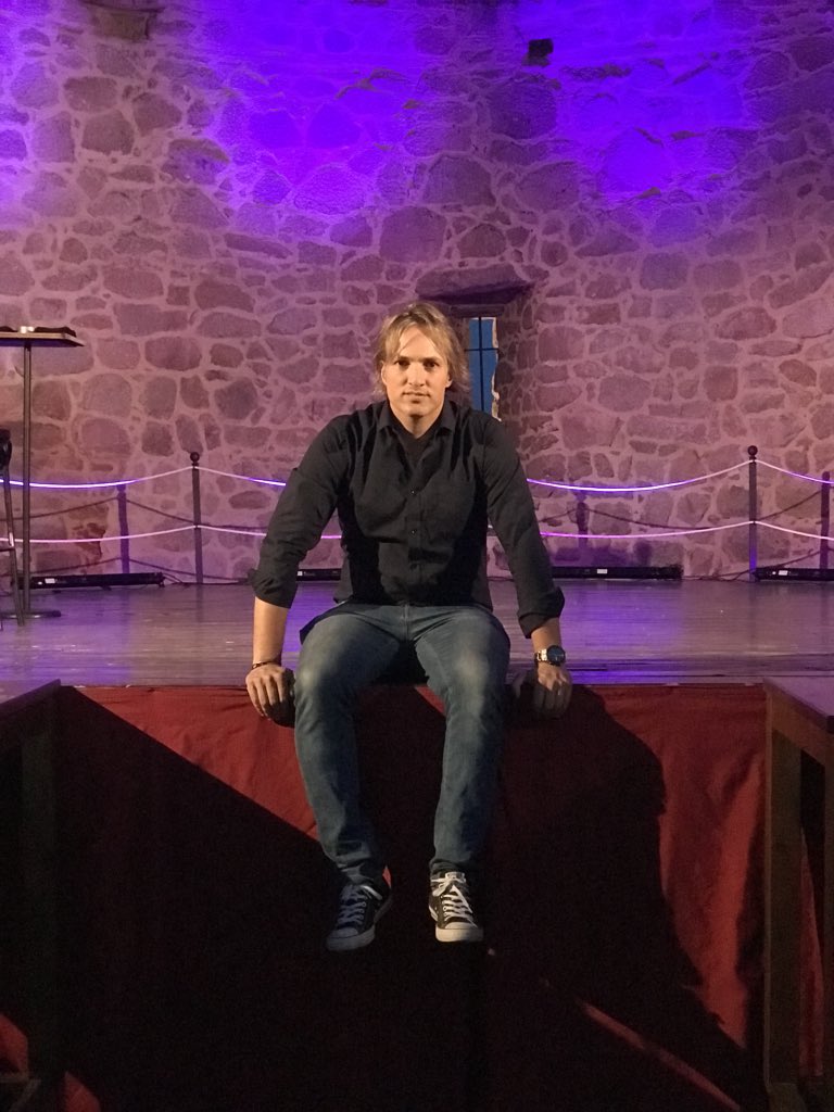 Ismael Beiro con una camisa negra y unos pantalones de mezclilla