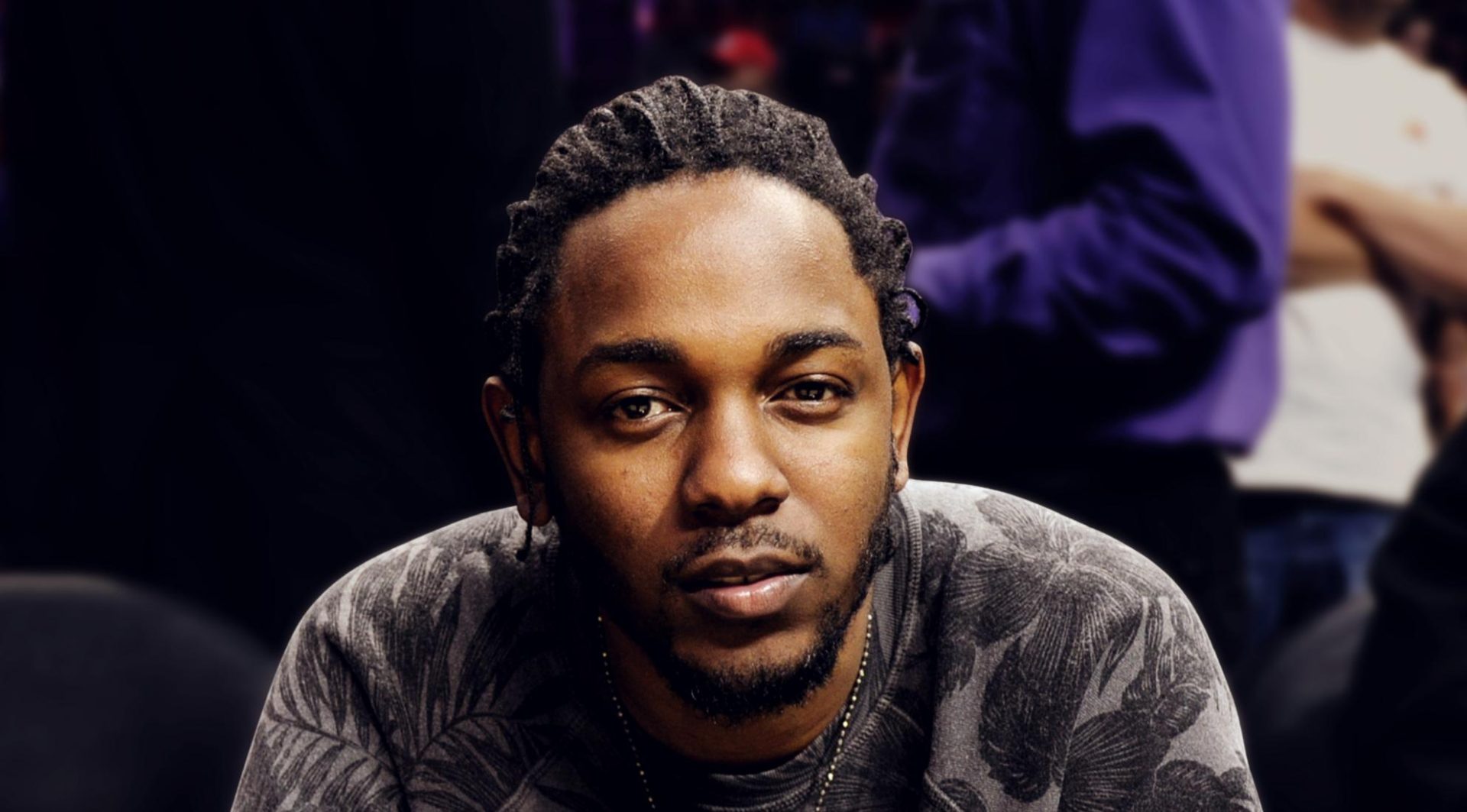 Kendrick Lamar con una camisa negra con gris