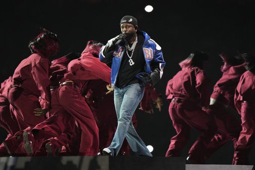 Kendrick Lamar en su presentación del super bowl con una chumpa azul