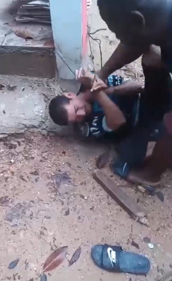 hombre golpeando a ladrón
