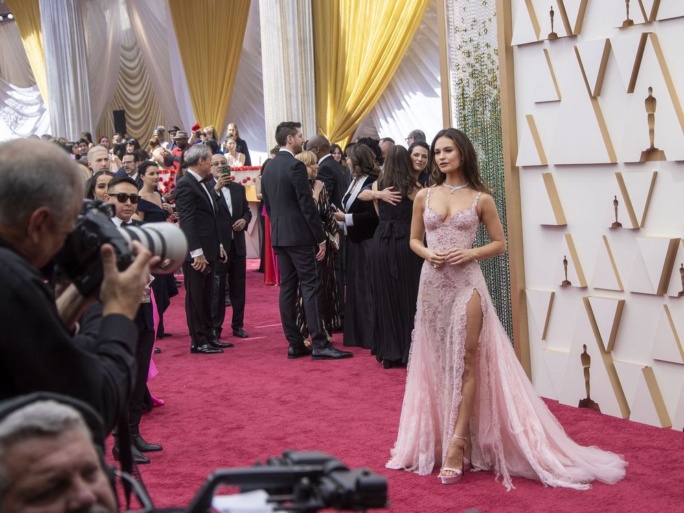 Lily James posando en la alfombra de Los Oscar.