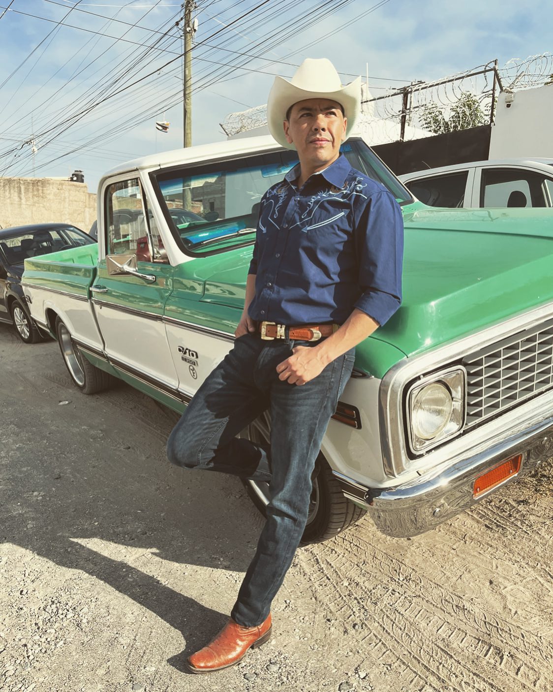 Mikel Medina con un sombrero blanco y zapatos café