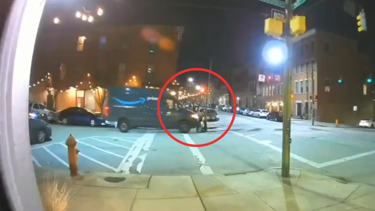 Impactante video: Repartidor atropella a una mujer y se da a la fuga Imagen de Impactante video: Repartidor atropella a una mujer y se da a la fuga